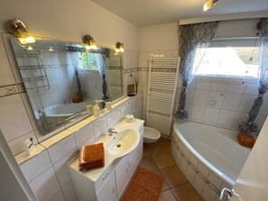 Bathtub, hair dryer, bidet, towels - large apartment for nature conservation forest, tank dam (Lennep)
