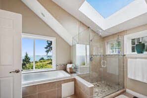 Ensemble baignoire-douche, séchoir à cheveux, serviettes fournies, savon