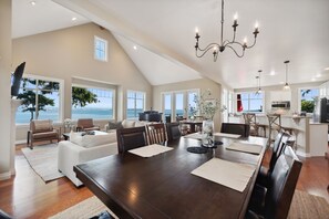 Dining - Spectacular waterfront Bainbridge Island Home. Breathtaking views! (Bainbridge Island)