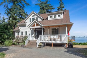 Exterior - Spectacular waterfront Bainbridge Island Home. Breathtaking views! (Bainbridge Island)