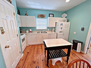 Fridge, microwave, stovetop, dishwasher - B.E.A.C.H.🏖️ Best escape anyone can have🌊 (Gulf Shores)