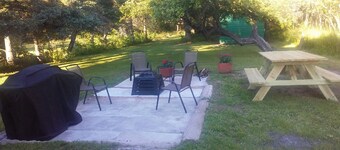 The Penny House: CLEAN with garage, one block from trails & stores
