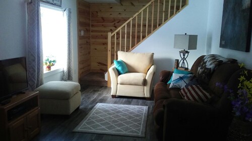 The Penny House: CLEAN with garage, one block from trails & stores