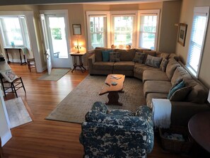 TV, fireplace, DVD player, books