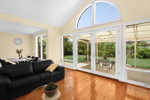 Adelaide Style Accommodation-Close to City and Beach-4 .5 Star+WI-FI+ 3 carpark