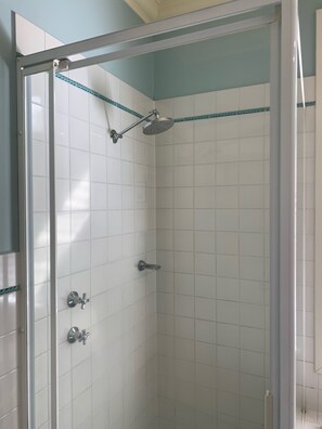 Badewanne, Haartrockner, Handtücher, Seife