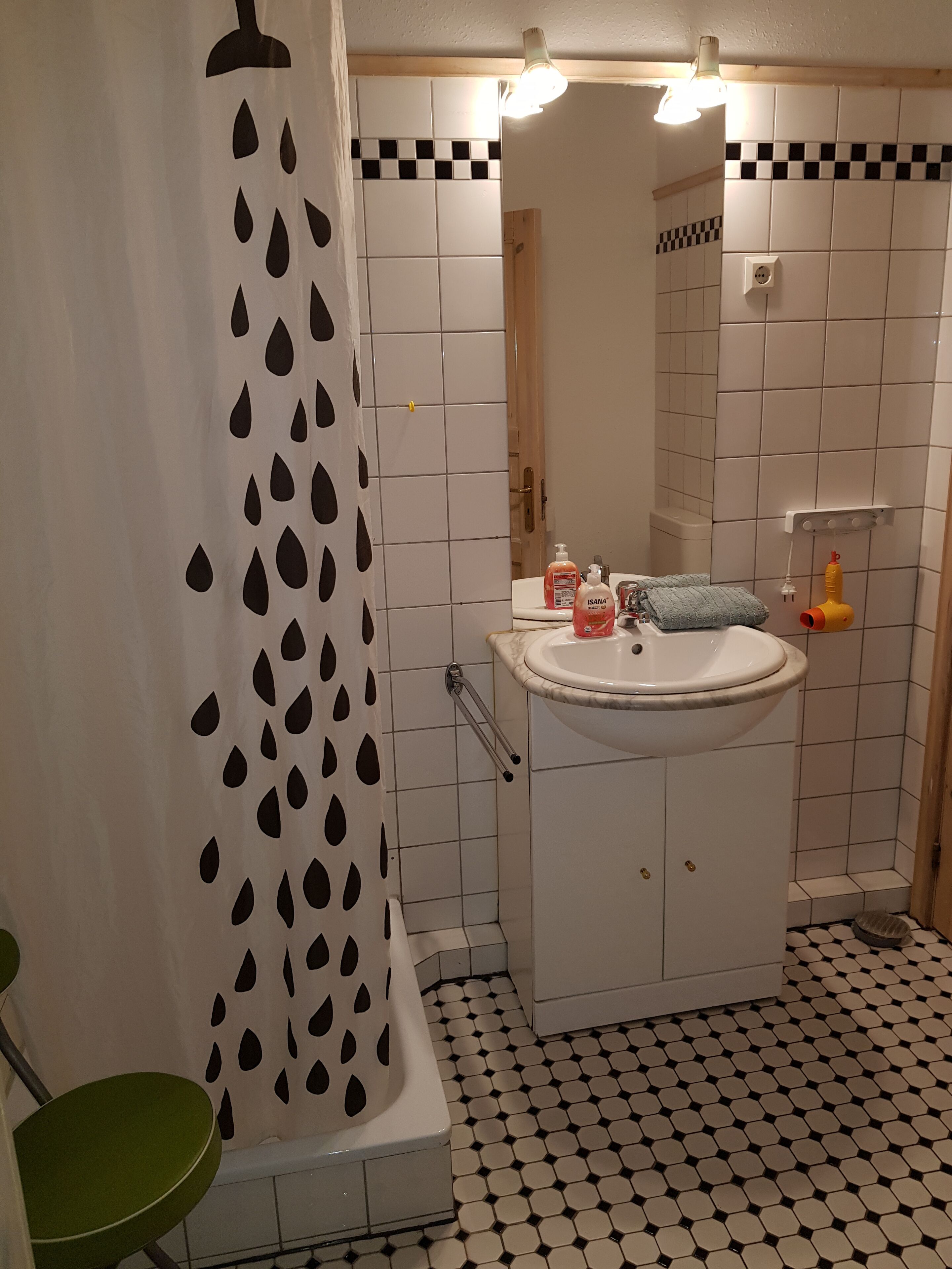Badewanne, Haartrockner, Handtücher, Toilettenpapier