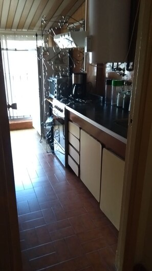 Réfrigérateur, micro-ondes, four, cafetière/bouilloire