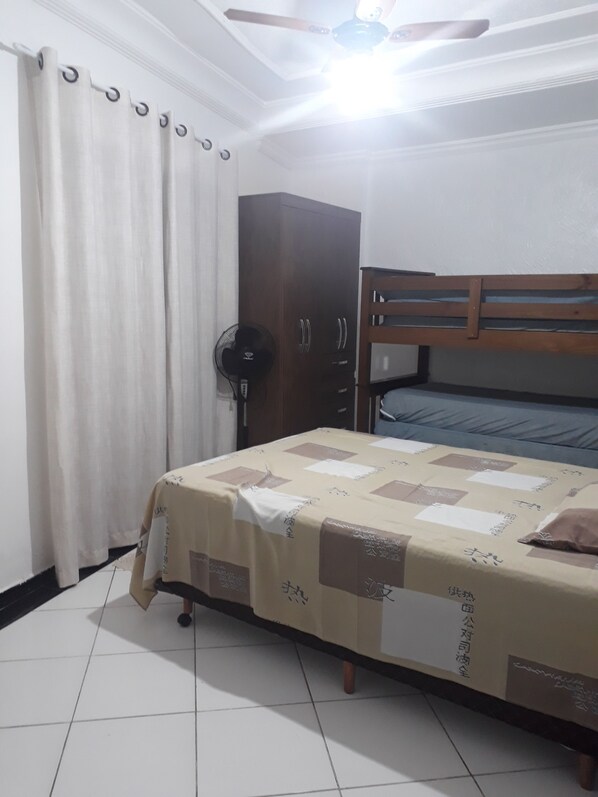 1 quarto, ferros/tábuas de passar roupa