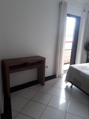 1 quarto, ferros/tábuas de passar roupa