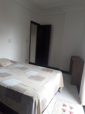 1 quarto, ferros/tábuas de passar roupa