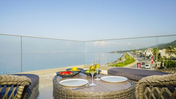 Comedor con una mesa lista para dos personas, con vistas al mar.