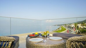 Comedor con una mesa lista para dos personas, con vistas al mar.