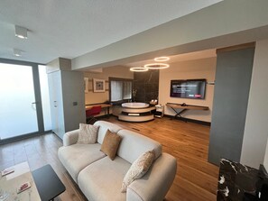 Family Suite | In-room safe, blackout curtains, soundproofing, iron/ironing board - Hotel Rudis (Izmir)