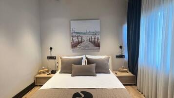 1 bilik tidur, peti besi dalam bilik, langsir/tirai gelap terus