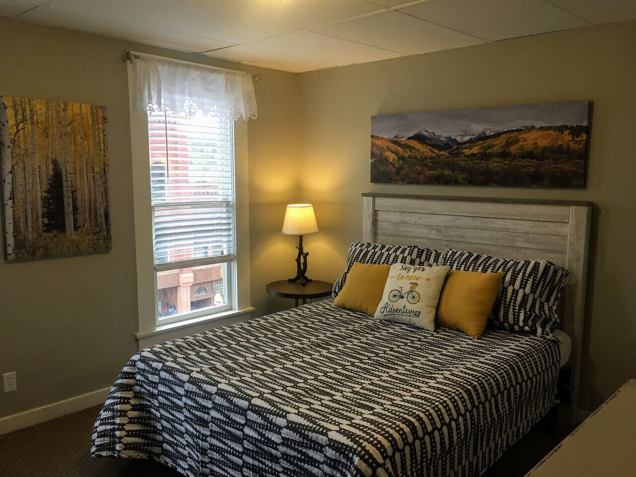 Desk, iron/ironing board, WiFi, bed sheets