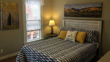 Desk, iron/ironing board, WiFi, bed sheets