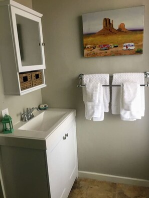 Sèche-cheveux, serviettes fournies