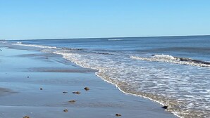 Una playa con olas golpeando suavemente la orilla.