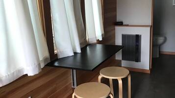 Deluxe Cabin, 1 Queen Bed, Park View | Living room