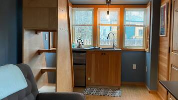 Deluxe Cabin, 1 Queen Bed, Park View | Private kitchenette | Stovetop, cookware/dishes/utensils, paper towels