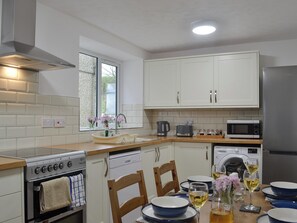 Geladeira, lava-louças, cadeirão de bebê