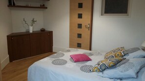1 dormitorio, caja fuerte, tabla de planchar con plancha y wifi