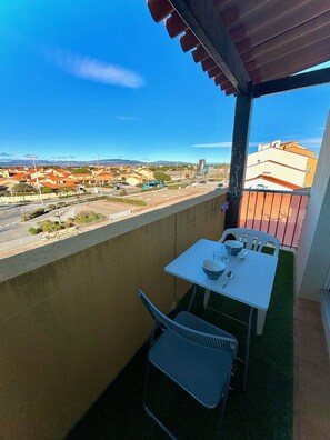 Outdoor dining - Superb studio direct access to the beach 2LAMP36 (LE BARCARES)