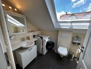 Tina con regadera, secadora de cabello, toallas, jabón 