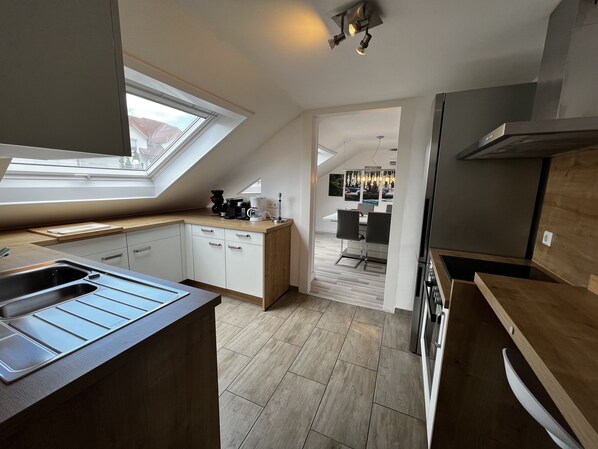 Fridge, microwave, oven, stovetop - 3 room apartment near SAP (Nußloch)