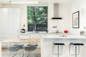 Frigorifero, microonde, forno, piano cottura