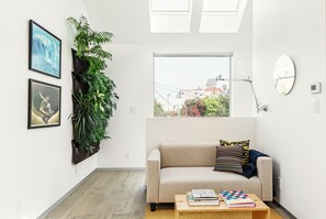 Smart TV, libri, impianto stereo