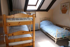 5 bedrooms, iron/ironing board, WiFi, bed sheets