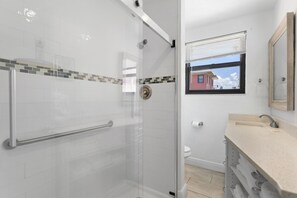 Badewanne, Haartrockner, Handtücher