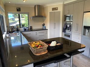 Een koelkast, een microgolfoven, een oven, een kookplaat