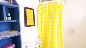 Shower, free toiletries, hair dryer, towels - Casa del viajero (Puebla)