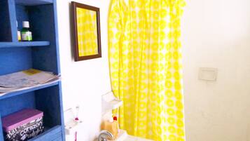 Regadera, amenidades de baño gratuitas, secadora de cabello, toallas