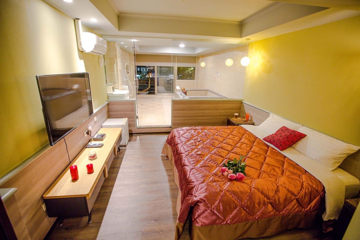 Quarto casal luxo | Cortinas blackout, Wi-Fi de cortesia, roupa de cama