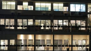 A multi-story building with multiple rooms and balconies, featuring large windows and air conditioning units. - Wulai Shui An Hot Spring House (New Taipei City)