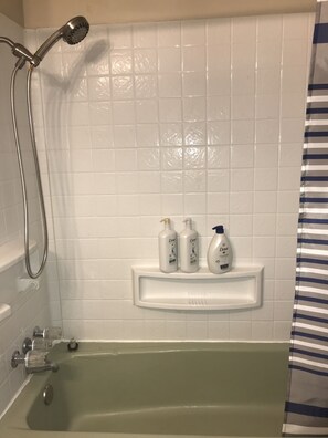 Combined shower/bathtub, hair dryer, towels, soap - Sweet Home - Close to downtown (Houston)