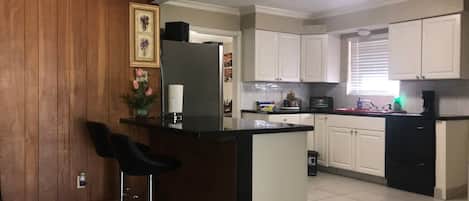 Frigorifero, microonde, forno, piano cottura