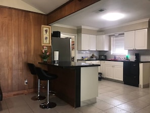 Fridge, microwave, oven, stovetop - Sweet Home - Close to downtown (Houston)