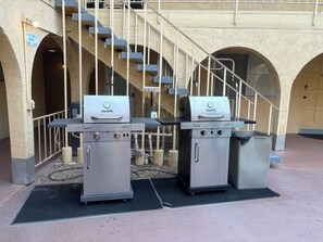 Property grounds - Cozy condo walking distance to downtown Lake Havasu with plenty of boat parking (Lake Havasu City)