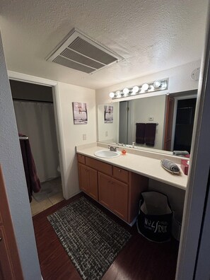 Sèche-cheveux, serviettes fournies, savon, shampoing