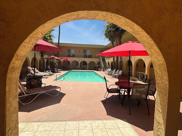 Pool - Cozy condo walking distance to downtown Lake Havasu with plenty of boat parking (Lake Havasu City)