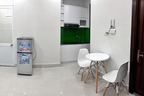 Apartamento, 1 quarto | Cozinha privada | Geladeira, cooktop, talheres/pratos/utensílios de cozinha