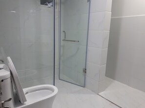 Apartment, 1 Bedroom | Bathroom | Shower, hydromassage showerhead, free toiletries, slippers
