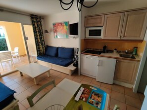 Fridge, cookware/dishes/utensils