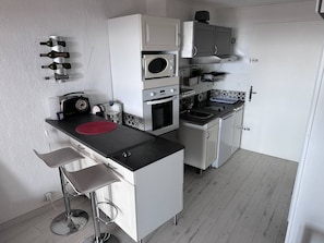 Fridge, oven, cookware/dishes/utensils