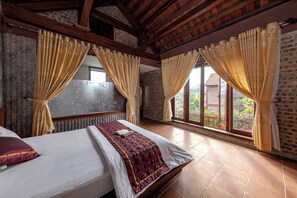 Deluxe Room, 1 Queen Bed, Garden View | Desk, laptop workspace, blackout curtains, soundproofing - Tamcoc Ngoc Linh Homestay (Hoa Lu)
